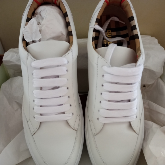 Brand new Burberry Logo Detail Leather Sneakers Item 80432101 - Picture 5 of 12